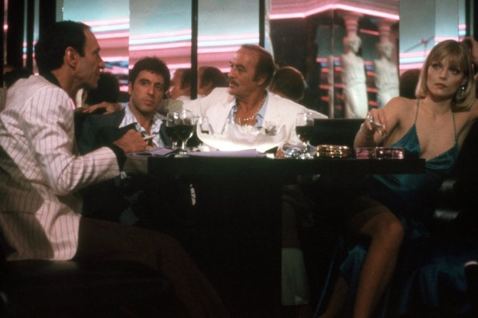 scarface-1983-013-murray-f-abraham-al-pacino-robert-loggia-michelle-pheiffer-sitting-around-table-00m-yep